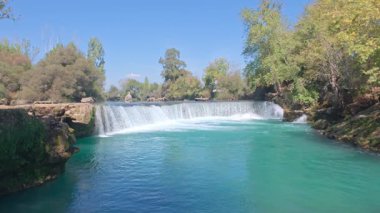 Şelale turkuaz nehri. Çok güzel bir su rengi. Yüksek kalite 4k görüntü