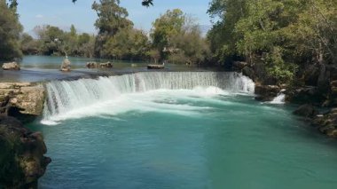 Şelale turkuaz nehri. Çok güzel bir su rengi. Yüksek kalite 4k görüntü