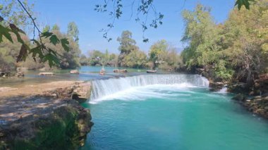 Şelale turkuaz nehri. Çok güzel bir su rengi. Yüksek kalite 4k görüntü