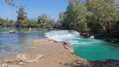 Şelale turkuaz nehri. Çok güzel bir su rengi. Yüksek kalite 4k görüntü