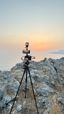 Kamera kayalık gün batımı. Kayalık deniz manzarası. Yüksek kalite fotoğraf.