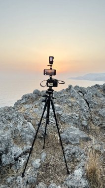 Kamera kayalık gün batımı. Kayalık deniz manzarası. Yüksek kalite fotoğraf.