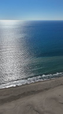 Kumsal kumulları dağları kuşların gözü eşsiz doğal güzellikleri görür. Yüksek kalite 4k görüntü