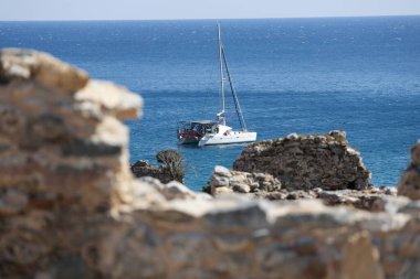 Yelkenli deniz kalıntıları. Akdeniz kıyısı, beyaz yat. Yüksek kalite fotoğraf.