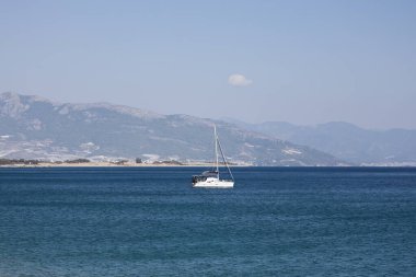 Sahil yelkenlisi okyanus. Akdeniz kıyısı, beyaz yat. Yüksek kalite fotoğraf