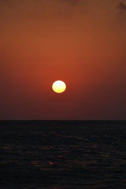 Günbatımı okyanus plajı. Yüksek kalite