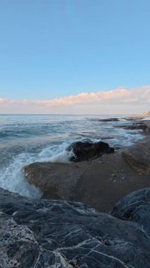 Günbatımı kayalık kıyısı. - Yüksek kalite fotoğraf.