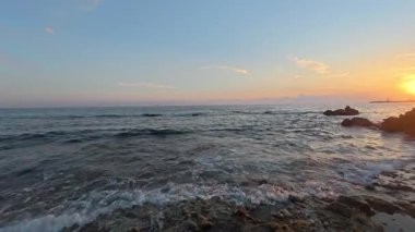 Günbatımı kayalık kıyısı. - Yüksek kalite fotoğraf.