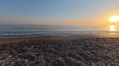 Sahil şeridi altın saati. Kaliteli fotoğraf.