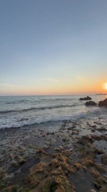 Günbatımı kayalık kıyısı. - Yüksek kalite fotoğraf.