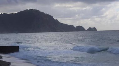 Dalgalar mavi okyanus. Kuş bakışı manzaralı denizin güzelliği. Yüksek kaliteli 4K görüntü.