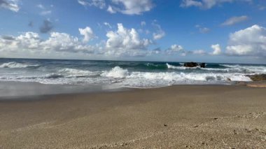 Dalgalar mavi okyanus. Kuş bakışı manzaralı denizin güzelliği. Yüksek kaliteli 4K görüntü.