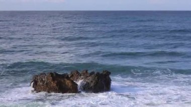 Okyanus dalgaları. Gün batımı okyanus huzuru. Yüksek kalite 4k görüntü