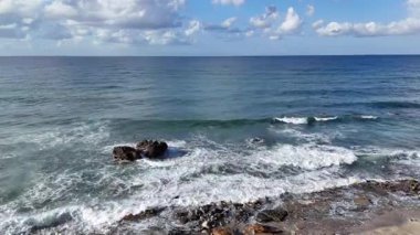 Dalgalar mavi okyanus. Kuş bakışı manzaralı denizin güzelliği. Yüksek kaliteli 4K görüntü.