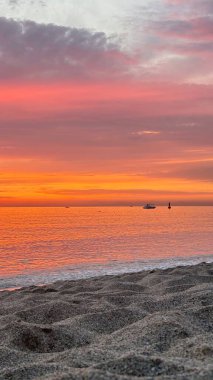 Günbatımı okyanus plajı. Plaj günbatımı bulutları, gümüş rengi yüksek kalite.