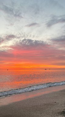 Günbatımı okyanus plajı. Plaj günbatımı bulutları, gümüş rengi yüksek kalite.