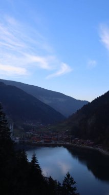 Göl, dağlar, köy. Yüksek kalite fotoğraf