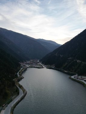 Göl, dağlar, köy. Yüksek kalite fotoğraf