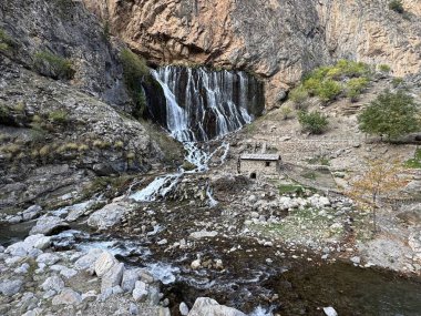 Şelale kayalık arazisi. Altın sonbahar. Yüksek kalite 4k görüntü