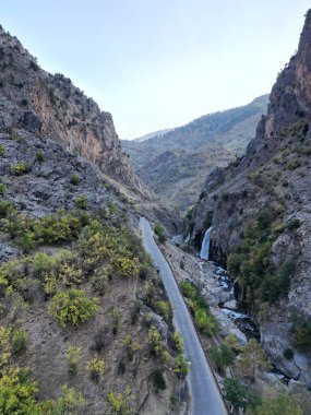 Şelale kayalık arazisi. Altın sonbahar. Şelale Sonbaharı. Yüksek kalite 4k görüntü