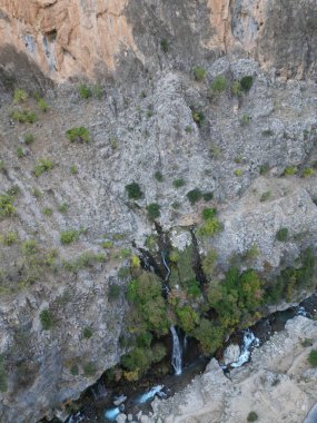 Şelale kıvrımlı yol. Şelale kayalıkları manzarası. Altın sonbahar. Yüksek kalite 4k görüntü