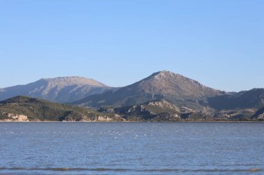 Dağlar, su, ufuk. Yüksek kalite fotoğraf