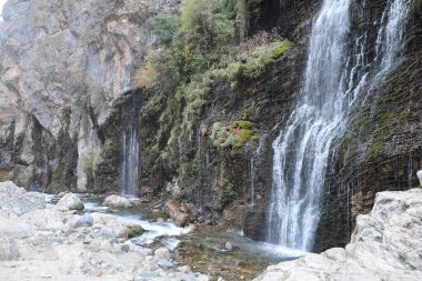 Şelale kayalık arazisi. Altın sonbahar. Şelale Sonbaharı. Yüksek kalite 4k görüntü