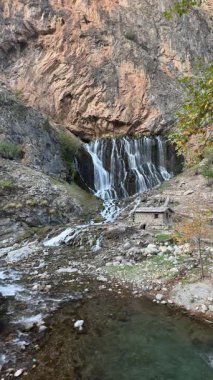 Şelale kayalık arazisi. Altın sonbahar. Yüksek kalite 4k görüntü