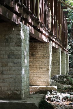 Şelale ahşap köprüsü. Yüksek kalite fotoğraf