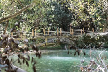 Şelale ahşap köprüsü. Yüksek kalite fotoğraf