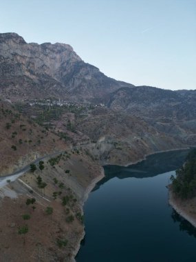 Dağ gölü yansıması. Canyon Gölü yansıması. Yüksek kalite 4K görüntü.