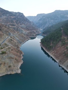 Dağ gölü yansıması. Canyon Gölü yansıması. Yüksek kalite 4K görüntü.