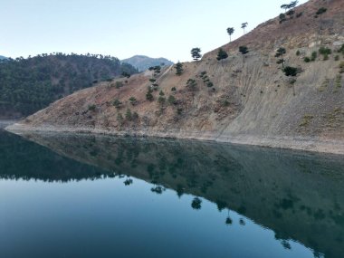 Dağ gölü yansıması. Canyon Gölü yansıması. Yüksek kalite 4K görüntü.