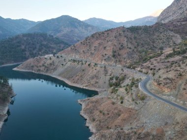 Dağ gölü yansıması. Canyon Gölü yansıması. Yüksek kalite 4K görüntü.