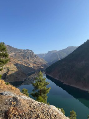 Dağ gölü yansıması. Canyon Gölü yansıması. Yüksek kalite 4K görüntü.