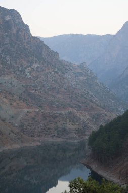 Dağ gölü yansıması. Canyon Gölü yansıması. Yüksek kalite 4K görüntü.