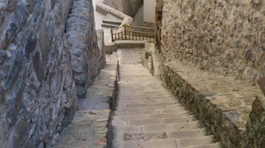 Manastır orman uçurumu. Sumela Manastırı. Dar taş merdiven. Yüksek kalite fotoğraf