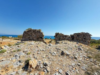Yelkenli deniz kalıntıları. Akdeniz kıyısı, beyaz yat. Yüksek kalite fotoğraf.