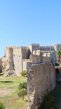 Taş kale duvarı. Taş kale kuleleri. Eski bir taş kemer Yüksek kaliteli fotoğraf