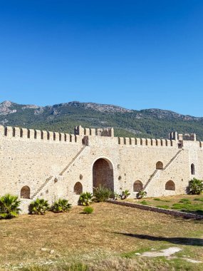 Taş kale duvarı. Taş kale kuleleri. Eski bir taş kemer Yüksek kaliteli fotoğraf