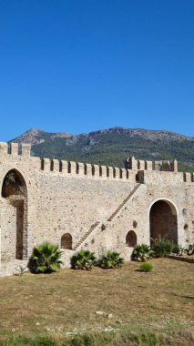 Taş kale duvarı. Taş kale kuleleri. Eski bir taş kemer Yüksek kaliteli fotoğraf
