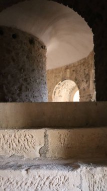 Deniz kıyısında eski bir taş kemer. Yüksek kalite fotoğraf