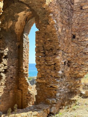 Deniz kıyısında eski bir taş kemer. Yüksek kalite fotoğraf