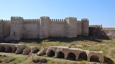 Taş kale duvarı. Taş kale kuleleri. Eski bir taş kemer Yüksek kaliteli fotoğraf