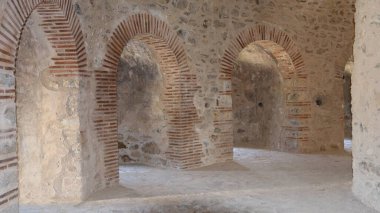 Deniz kıyısında eski bir taş kemer. Yüksek kalite fotoğraf