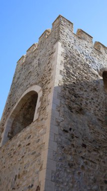 Taş kale duvarı. Taş kale kuleleri. Eski bir taş kemer Yüksek kaliteli fotoğraf