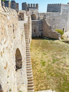 Taş kale duvarı. Taş kale kuleleri. Eski bir taş kemer Yüksek kaliteli fotoğraf