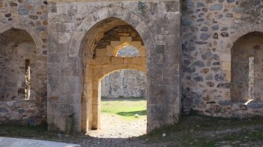 Deniz kıyısında eski bir taş kemer. Yüksek kalite fotoğraf