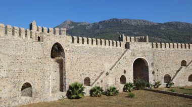 Taş kale duvarı. Taş kale kuleleri. Eski bir taş kemer Yüksek kaliteli fotoğraf
