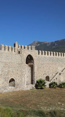Taş kale duvarı. Taş kale kuleleri. Eski bir taş kemer Yüksek kaliteli fotoğraf